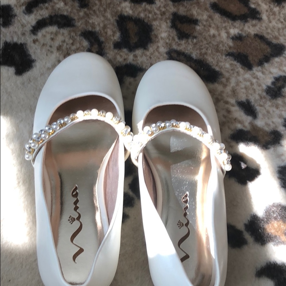 Leather ivory kids shoes